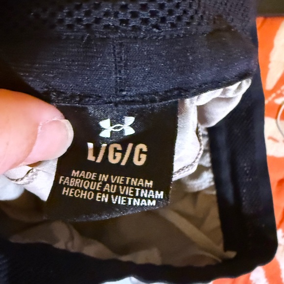 Under Armour Men's Vanish Woven 6" Shorts in Cream and Black - Picture 6 of 7